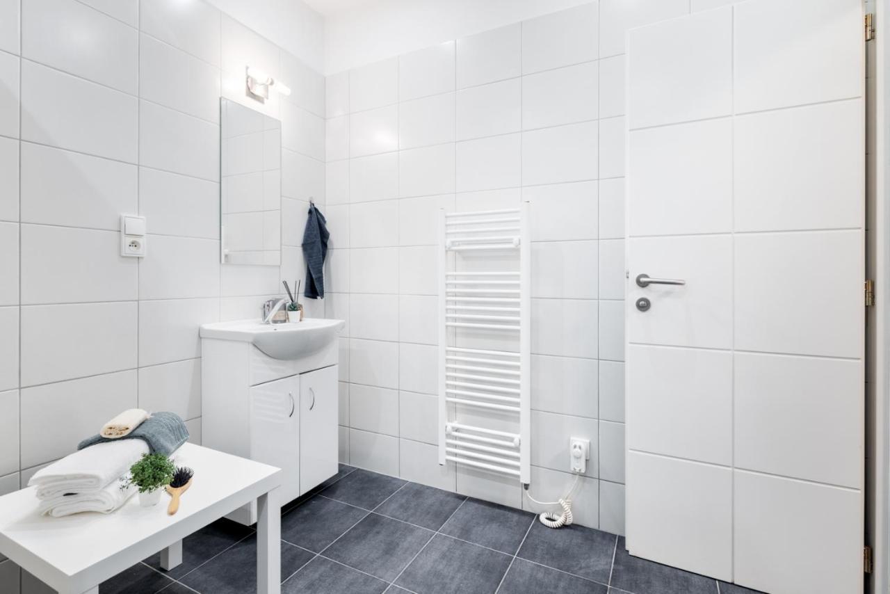 زنويمو Wine & Bike City Tower Apartments المظهر الخارجي الصورة